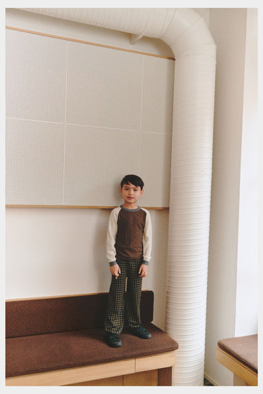 Translation missing: fr.Child wearing FUB Pants in dark navy
