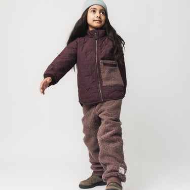 Translation missing: en.Child wearing MATVALUR teddyfleece pants in Peppercorn plum